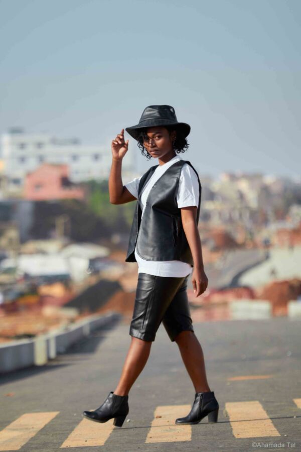 Gilet + short + bob casquette cuire noire-2